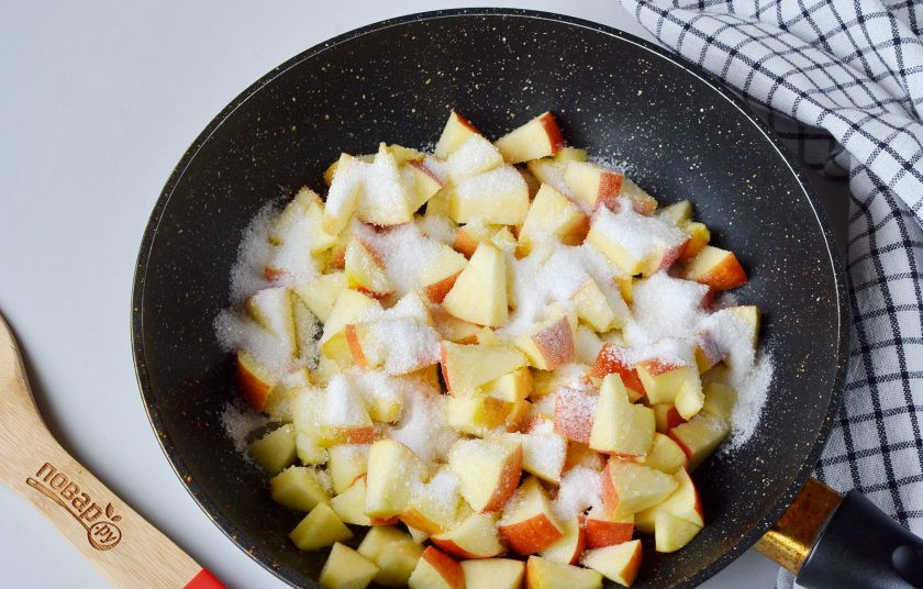 1. Этап. Блинчики с фруктовой начинкой: Для начинки вымойте яблоки, удалите сердцевинки, порежьте кусочками. Растопите сливочное масло и обжарьте несколько минут яблоки с сахаром.