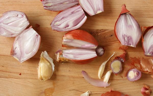 1. Этап. Свиная корейка с травами: 2. Перемешать мелко нарезанный лук-шалот, измельченный чеснок, горчицу и 1 столовую ложку оливкового масла. Смазать свинину со всех сторон. Положить поверх трав. Запекать в духовке 1 час.