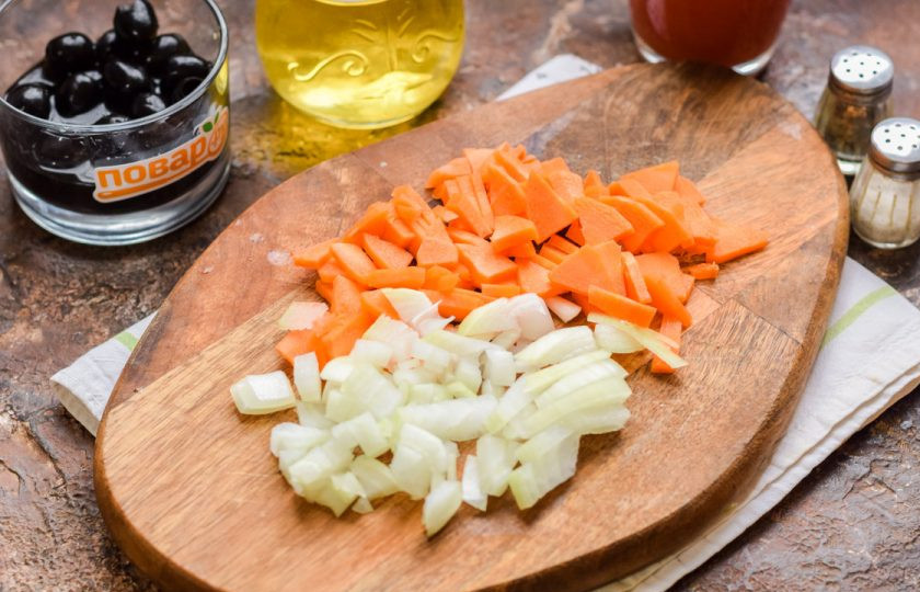 1. Этап. Солянка Барская: Очистите и сполосните лук, морковь. Нарежьте овощи небольшими кубиками.