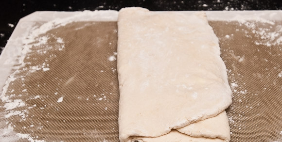 1. Этап. Печенье на смальце: Раскатайте его в прямоугольный пласт - потом сложите с каждой стороны.