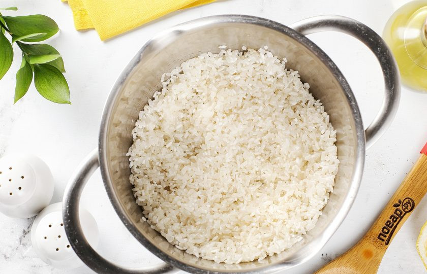 1. Этап. Котлеты из горбуши с лимоном и рисом: Параллельно промойте рис и переложите его в кастрюлю.