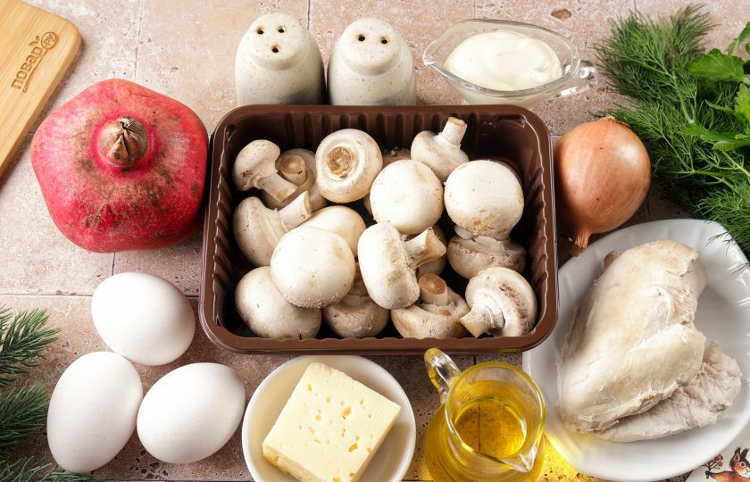 1. Этап. Новогодний салат Варежка на год Змеи: Подготовьте все ингредиенты по списку. Грудку отварите заранее в подсоленной воде и оставьте в бульоне остывать. Яйца отварите и остудите.