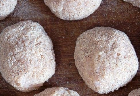 1. Этап. Котлеты на пару без пароварки: Сформируйте мокрыми руками из фарша котлетки и обваляйте их в панировочных сухарях.