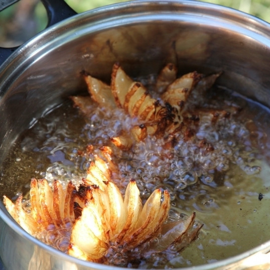 1. Этап. Луковая роза: Жарим около 7 минут - до корочки с наружной стороны и готовности внутри луковицы.