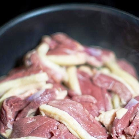 1. Этап. Тушеное мясо утки с яблоками: На средне-сильном огне разогреваем сковороду с маслом (если на утке много жира - можно и без масла), кладем туда мясо.