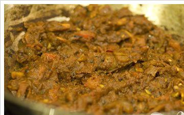 1. Этап. Классическое куриное карри: Тушите под закрытой крышкой пару минут. Затем снимите с плиты и отставьте в сторону, дайте остыть.