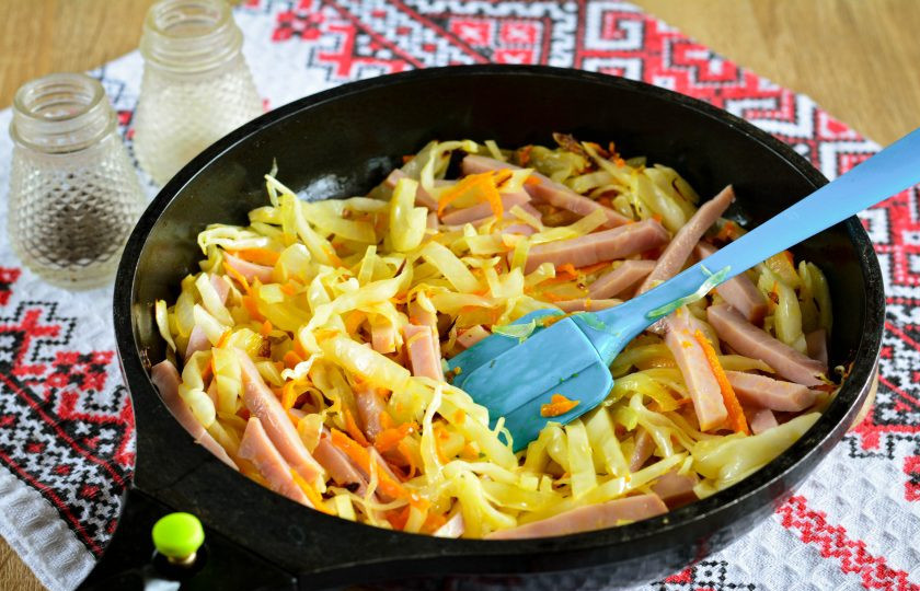 1. Этап. Тушеная капуста с ветчиной: Добавьте к капусте ветчину, перемешайте и тушите все вместе еще 5-7 минут. Добавьте соль и перец по вкусу.