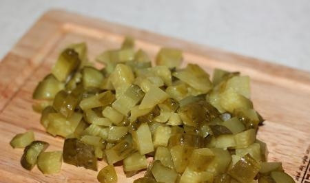 1. Этап. Капуста с сардельками в мультиварке: А тем временем нарежем огурцы мелкими кубиками.