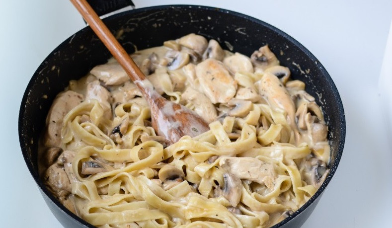 1. Этап. Подлива из грибов и курицы: Далее соедините грибы и отваренную лапшу, все перемешайте и готовьте еще 1 минуту, затем снимите с огня. Подавать с мелко нарезанным зеленым луком.