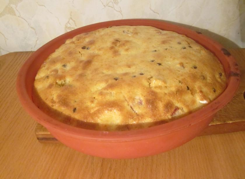 1. Этап. Торт Манник: Тесто выложите в форму, смазанную слегка маслом сливочным, и отправьте на полчаса в разогретую до 180-200 С духовку. Выпекайте до готовности, которую проверяйте зубочисткой.