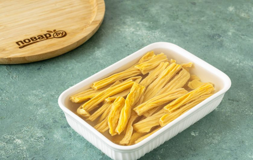 1. Этап. Маринованная соевая спаржа: Сухую соевую спаржу залейте горячей водой, оставьте на 2-3 часа.