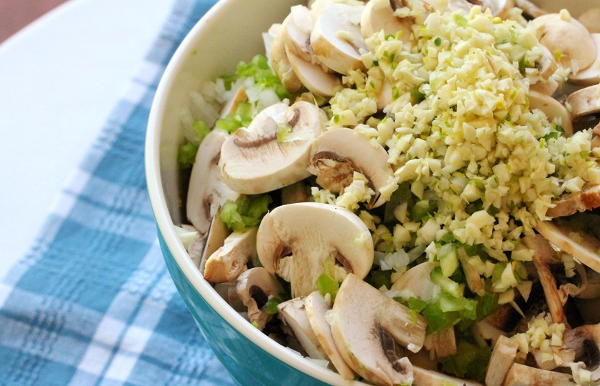 1. Этап. Томатно-мясной соус: Все складываем в миску.