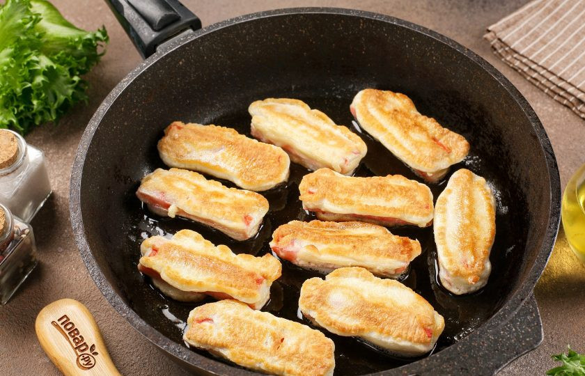 1. Этап. Крабовые палочки в пивном кляре: Жарьте на среднем огне с двух сторон до золотистого цвета.