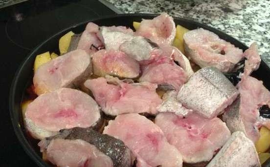 1. Этап. Рыба по-испански: Выложить в сковороду нарезанный кусочками хек. Посолить. Накрыть крышкой и тушить на медленном огне 15-20 минут - до готовности рыбы.