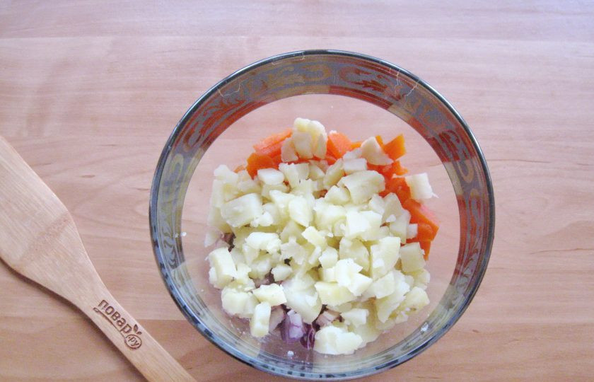 1. Этап. Салат Охотничий с грибами: Картофель отварите, охладите, очистите и тоже нарежьте кубиками.