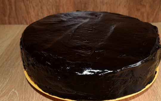 1. Этап. Бисквитный торт с творожным кремом: Покройте глазурью торт.