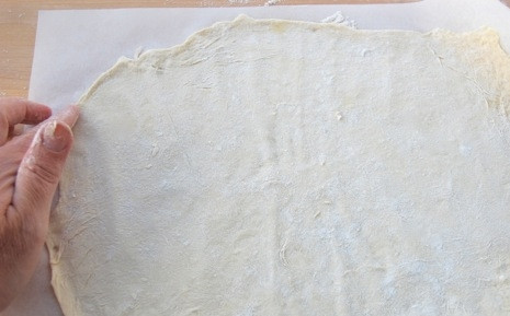 1. Этап. Армянский лаваш в духовке: Тесто нужно раскатать практически до прозрачного состояния.