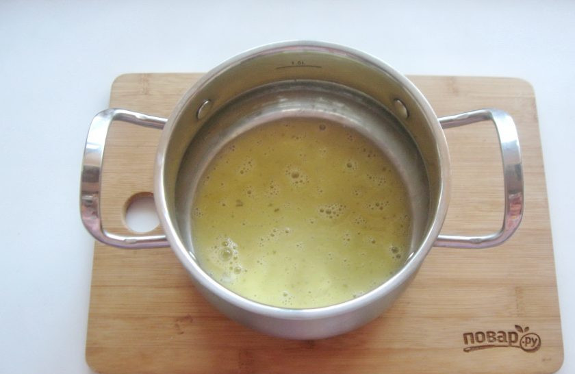 1. Этап. Пышные блины без дрожжей: Взболтайте яйцо.