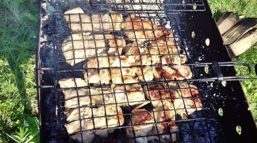 1. Этап. Грудинка в горчичном маринаде на углях: Затем мясо отделите от лука, выложите на решетку и готовьте на горячих углях. Приятного аппетита!