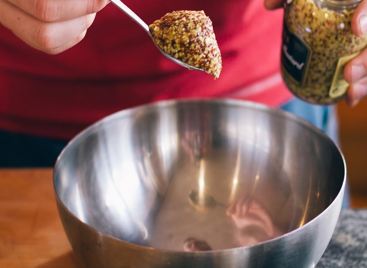 1. Этап. Ветчина в горчично-медовой глазури: Добавьте цельнозерновую горчицу.