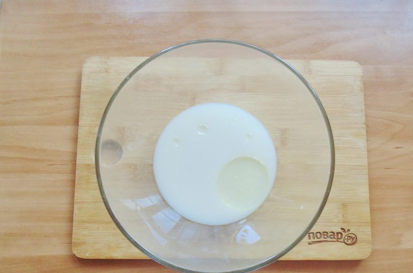 1. Этап. Испанская пицца: Добавьте соль, сахар и влейте тёплую воду и растительное масло.