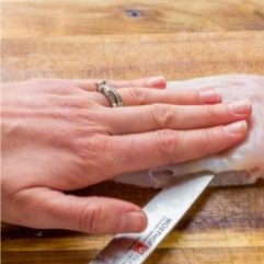 1. Этап. Ленивые Котлеты по-киевски: Филе помойте, разрежьте каждое на две половинки по всей длине. Из одного филе должно получиться два тонких кусочка. Посолите мясо.