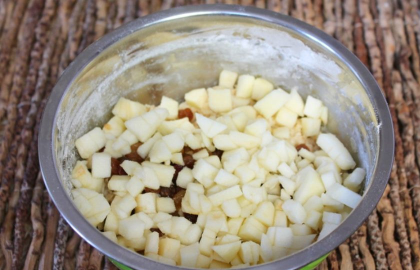 1. Этап. Овсяное печенье с изюмом и яблоками: Яблоко чистим, режем кубиками и высыпаем в тесто. Все хорошо перемешиваем. Тесто должно быть мягким и отставать от рук.