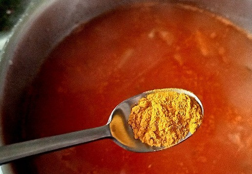 1. Этап. Солянка День 1 января: Выкладываем заправку в кастрюлю с картофелем. Добавляем куркуму, перемешиваем.