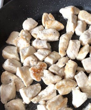 1. Этап. Куриная грудка с брокколи и перцем: На одной ст. ложке растительного масла обжарить мясо до лёгкого зарумянивания, убрать со сковороды.