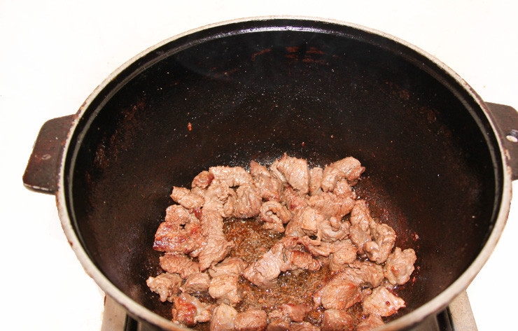 1. Этап. Лагман из конины: 1. Конину я рекомендую перед готовкой обязательно замариновать хотя бы в соевом соусе - чтобы была мягче. Обжариваем в разогретом казанке на растительном масле.