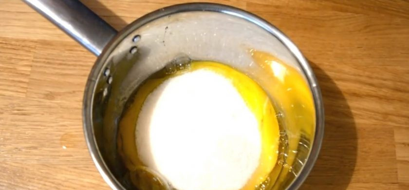 1. Этап. Клубничный тарт с заварным кремом: 1. Приготовьте крем: яйца смешайте с сахаром, мукой и молоком. Поставьте смесь на маленький огонь, доведите до загустения и первых «булек», постоянно размешивая крем лопаткой.