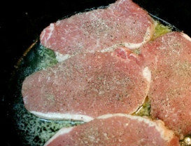 1. Этап. Свинина запеченная в мультиварке: Посыпьте солью и перцем смазанное майонезом мясо. На режиме 