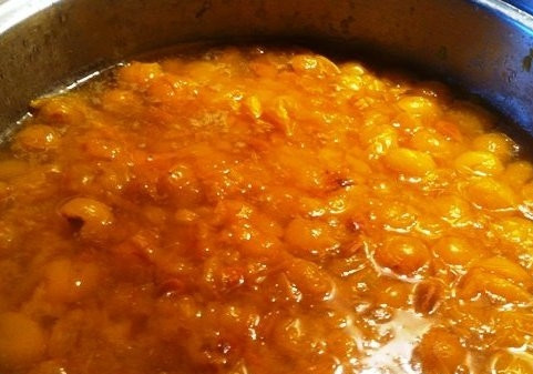 1. Этап. Соус ткемали с аджикой: Сливу помойте и поставьте на огонь, влив немного воды. Варите её, пока кожица не станет отходить, а косточки — сами по себе отделяться.