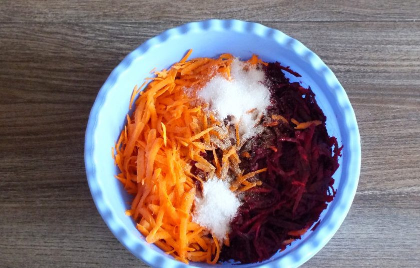 1. Этап. Маринованная свекла с морковью быстрого приготовления: Добавьте к натёртым овощам соль, сахар, черный перец и паприку.