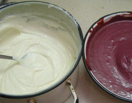 1. Этап. Творожно-черничный торт без выпечки: 4. Отдельно взбиваем чернику также блендером. Ягоды лучше использовать свежие. Желатин нужно замочить в теплой воде и оставить его на 10-15 минут для разбухания. После этого желатин нужно влить в обе творожные массы. Творожную массу нужно разделить на две части: в одну часть добавляем чернику, а вторую часть оставляем так.