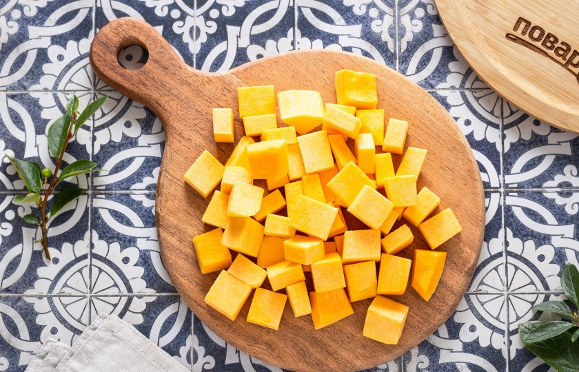 1. Этап. Тыквенные цукаты в духовке: Тыкву помойте, очистите от кожуры и нарежьте кубиками. Желательно, чтобы кубики были примерно одного размера. Слишком мелко лучше не резать, потому что в процессе готовки тыква уменьшится в размере. Оптимально нарезать на кубики 2х2 или 3х3 см.