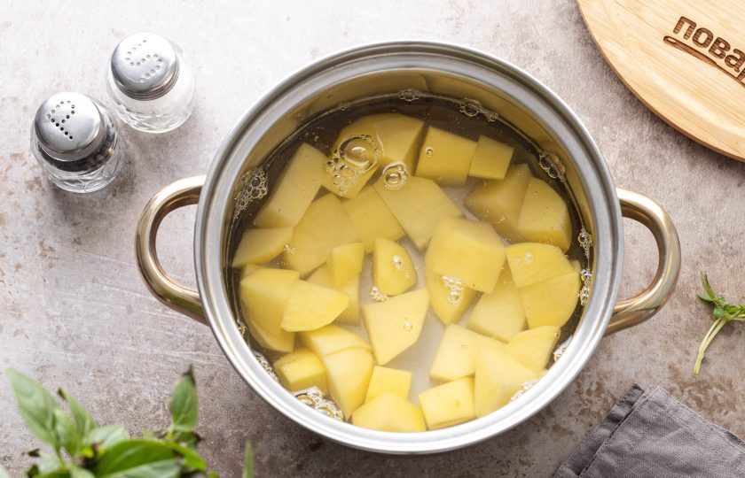 1. Этап. Постные ленивые вареники: Картофель помойте, очистите и отварите в кипящей подсоленной воде до готовности.