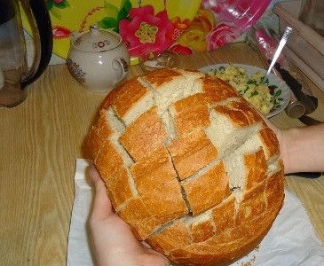 1. Этап. Хлеб с сыром в духовке: Чтобы приготовить хлеб с сыром в духовке, хлеб лучше всего брать зачерствевший, так он лучше будет резаться и не будет крошиться. Надрезаем хлеб вот таким образом.