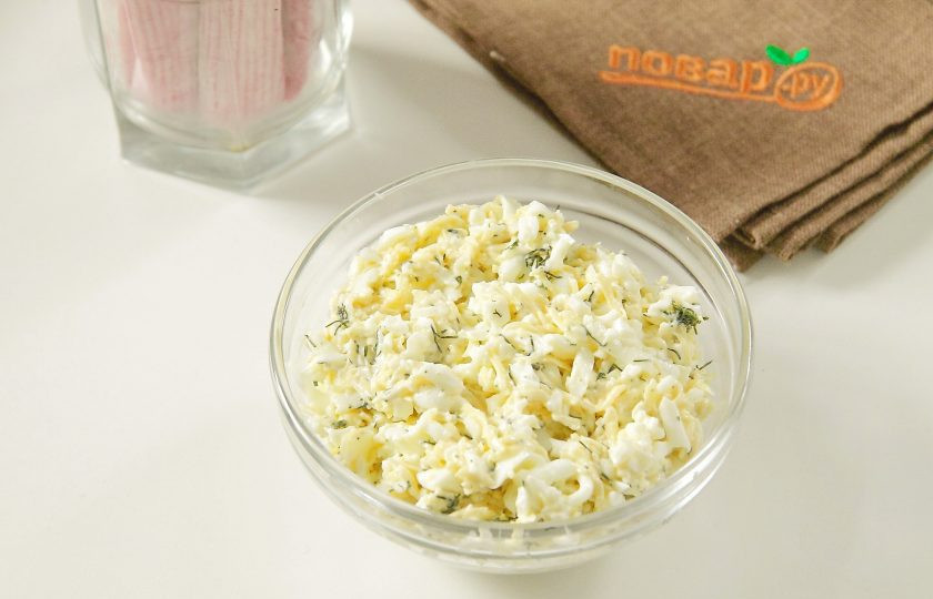 1. Этап. Новогодние рулетики из крабовых палочек: Соедините яичные белки, тертый сыр и пропущенный через пресс чеснок. Добавьте укроп, соль и перец по вкусу. Перемешайте. Начинка готова.