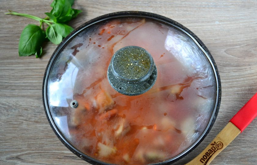 1. Этап. Гуляш из свинины с морковью и луком: Тушите гуляш под крышкой на огне меньше среднего, примерно 60-75 минут, чтобы мясо стало очень мягким и легко разламывалось ложкой.