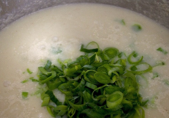 1. Этап. Суп из лука-порей и сельдерея: 5. Воспользуйтесь блендером и измельчите суп в пюре, добавьте еще немного лука, мускатный орех, соль по вкусу.