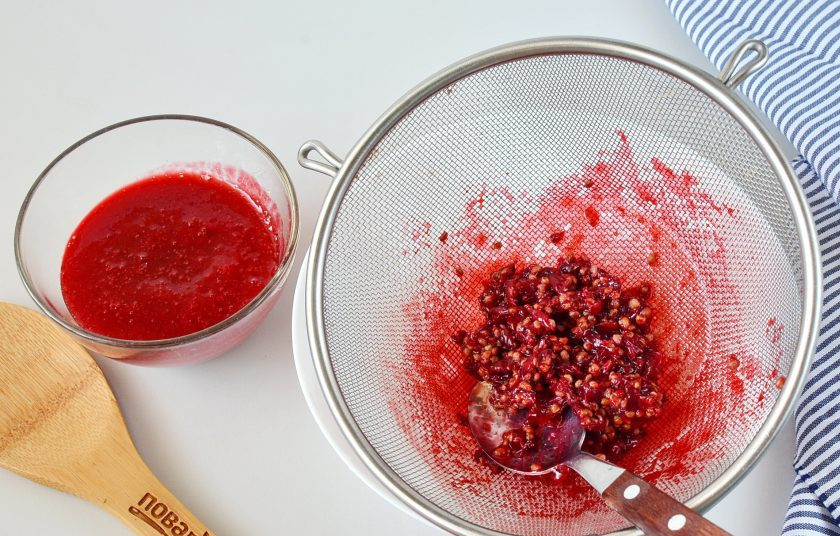 1. Этап. Морс из красной смородины: С помощью сита отцедите сок от косточек и кожиц. Густой смородиновый сок с мякотью поставьте пока в холодильник.