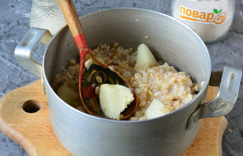 1. Этап. Овсяная каша с дыней: В конце добавьте кусочек сливочного масла, перемешайте, прикройте крышкой и пусть каша настоится под крышкой еще пару минут.