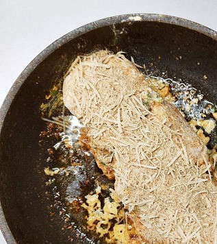 1. Этап. Сырно-шпинатная курица: Освободить рулет от шпагата, посыпать сырно-сухарной смесью.