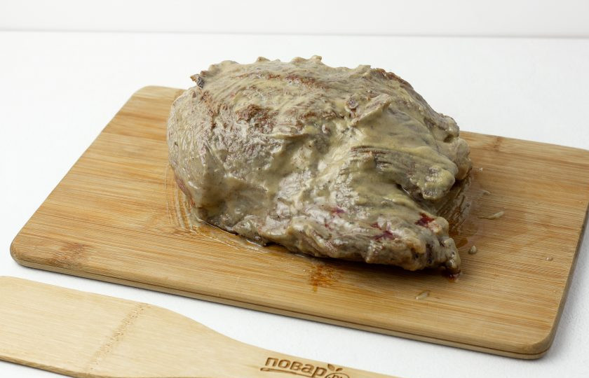 1. Этап. Говядина Веллингтон Гордона Рамзи: Мясо обжарьте на сильном огне в оливковом масле с двух сторон, примерно по 2 минуты с каждой стороны! Должна появиться румяная корочка, но внутри оно готово не будет. Выкладываем мясо со сковороды и сразу смазываем горчицей.