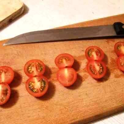 1. Этап. Карась в сметане: Помидоры черри разрезаем пополам. Если слишком крупные - можно на четвертинки.