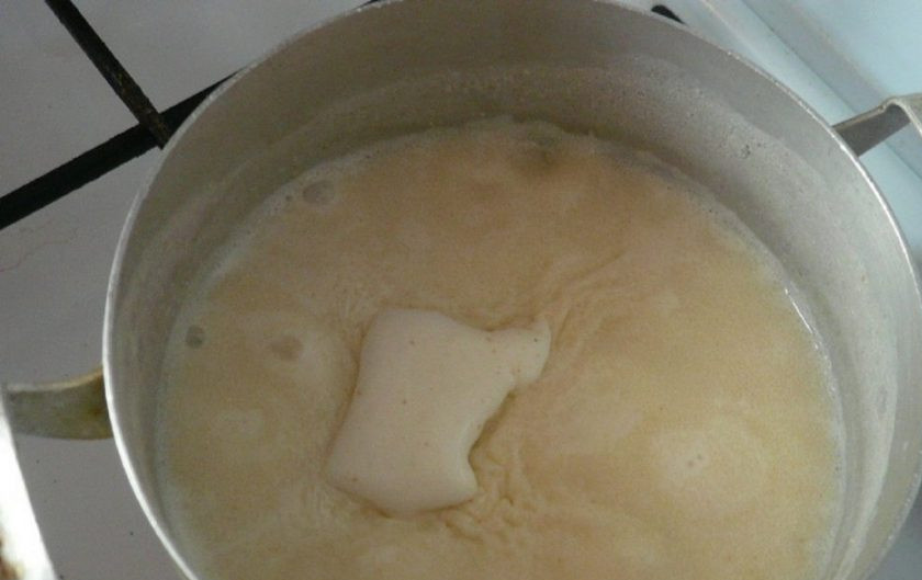 1. Этап. Густая манная каша: Варите кашу на медленном огне в течение 10 минут, постоянно помешивая.