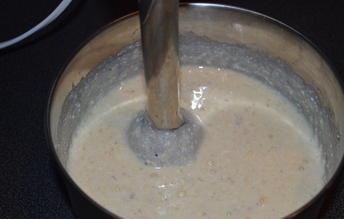 1. Этап. Брауни в мультиварке: Блендером разотрите до однородного пюре. Банановое тесто готово.