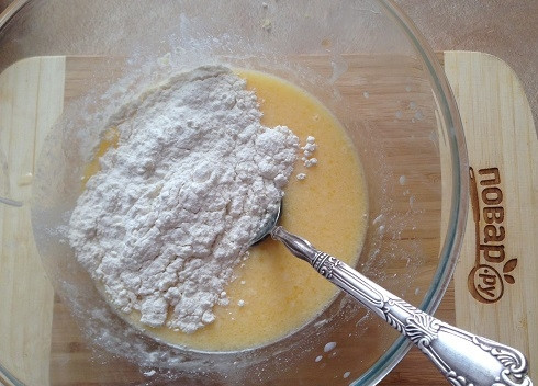 1. Этап. Овощные кексы: 6. Всыпаем муку, смешанную с разрыхлителем.