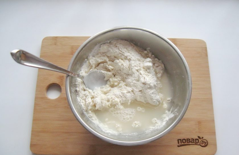 1. Этап. Китайские слоеные лепешки: В миску насыпьте муку и соль. Разделите муку на две части. В одну налейте горячую воду, перемешайте. В другую часть налейте холодную воду и перемешайте.